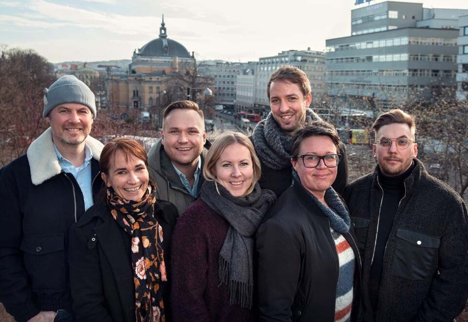 Godt år: Oslo Reklamebyrå fikk et godt år i fjor. Her er alle sju ansatte samlet. Fra venstre: daglig leder og rådgiver Carl Bækken, økonomiansvarlig Monica Revill, kreativ leder Michael Risnes, kreatør Kine Lillerud, kreativ leder Simen Mjåset, prosjektleder Mirka Härkönen og designer Christoffer Adolfsson. Foto: BillyBonkers