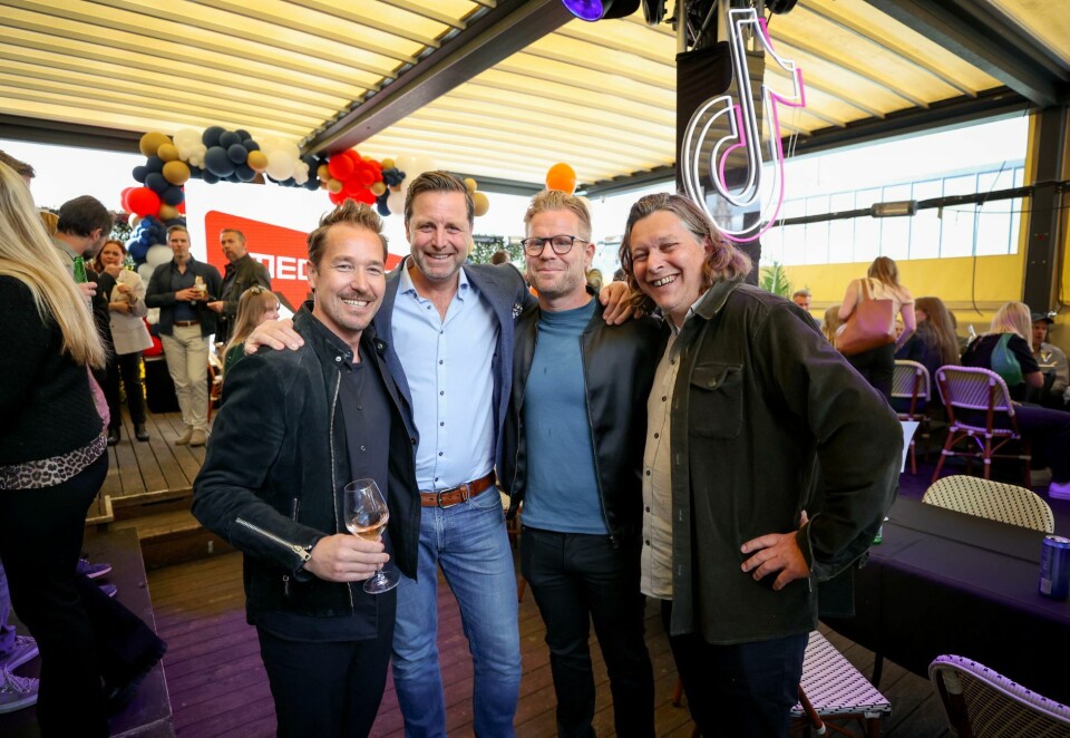 Feiret på fredag: De fire Mediabaren-arrangørene gledet seg til 25-årsjubileet. Her fra venstre Haakon Sanne, Øystein Larbøl, Kristian Strand Lühr og Håvard Nilsen på Taket av Steen & Strøm. Foto: Eivor Eriksen.