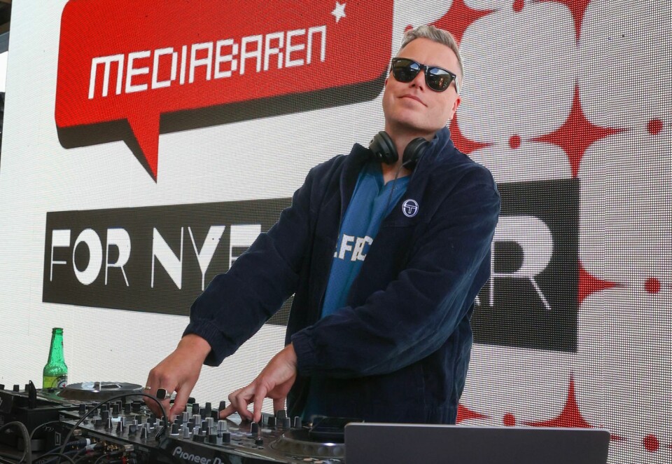 DJ Pistolpuma dro i gang festen på Taket av Steen & Strøm fredag da Mediabaren feiret sitt 25-årsjubileum. Foto: Eivor Eriksen.