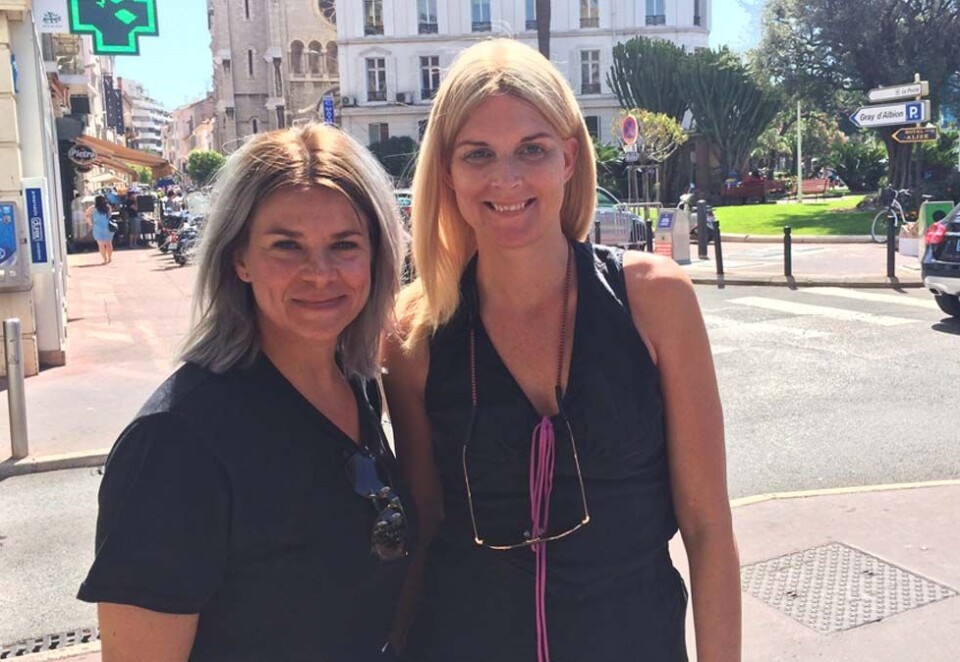 Lotta Dawidsson (til v), som er ansvarlig for å koordinere Forsman & Bodenfors' mange innsendte bidrag til kreative konkurranser og tekstforfaller og partner Anna Qvennerstedt (til h) møtte Kampanje til en prat om kreativitet og reklame i Sverige og Norge. Foto: Hilde Nyman