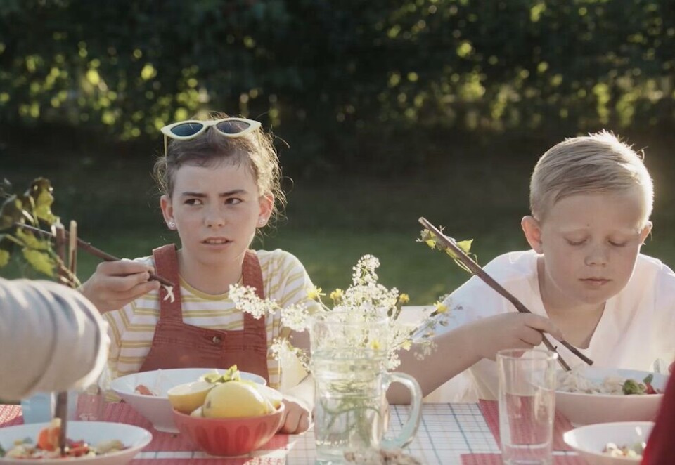 Kniver om å spare mest: I de nye reklamefilmene fra Extra møter vi to spareglade naboer som kniver om å spare mest, men når det kommer til valg av dagligvarebutikk er de helt enige. Se filmen nederst i saken.