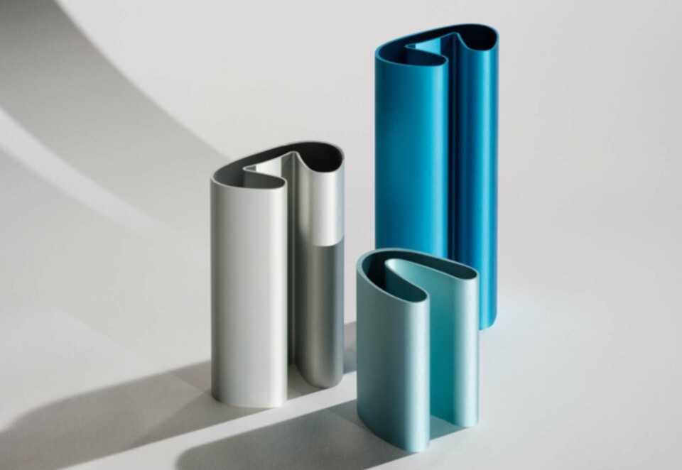Aluminium til pynt: Den amerikanske designeren Shane Shneck har brukt resirkulert aluminium til å lage disse objektene, som for eksempel kan brukes som vaser. Foto: Einar Aslaksen