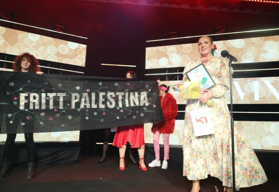 - Fritt Palestina: Frida Marie Grande ble fredag kveld kåret til «Årets influenser» under Vixen. Grande lot ikke anledningen gå fra seg til å ta opp krigens grufullheter i Midt-Østen. - Jeg vil bruke mine plattformer til å fortsette å minne om det som pågår, sier Grande. Foto: Eivor Eriksen.