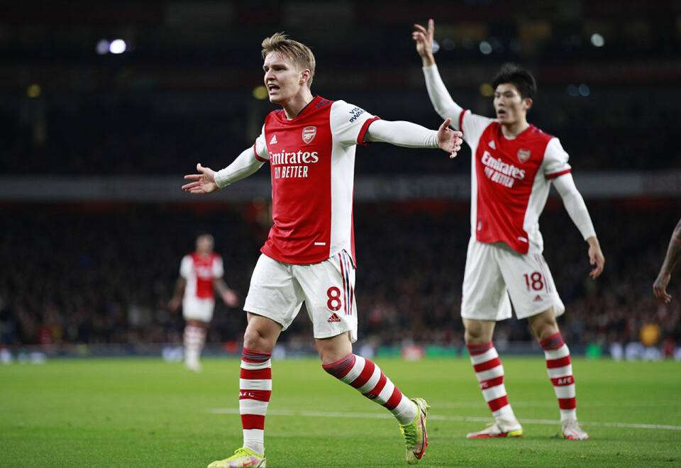 Stor interesse: Martin Ødegaard er ved siden av Erling Braut Haaland de største trekkplastrene for nordmenn i den britiske fotballigaen Premier League. TV 2 mener målene fra Haaland og Ødegaard er av allmenn interesse. Foto: AP Photo/Ian Walton