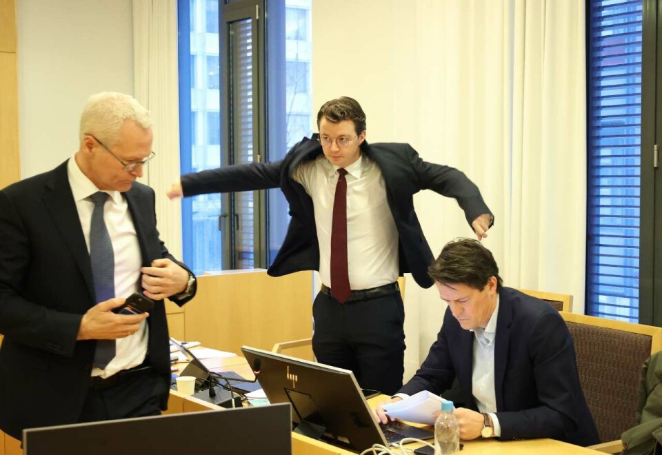 TV 2-benken: Advokatene Sigurd Holter Torp (til venstre) og Severin Slottemo Lyngstad fra Schjødt med juridisk direktør Tomas Myrbostad i TV 2. Foto: Eivor Eriksen