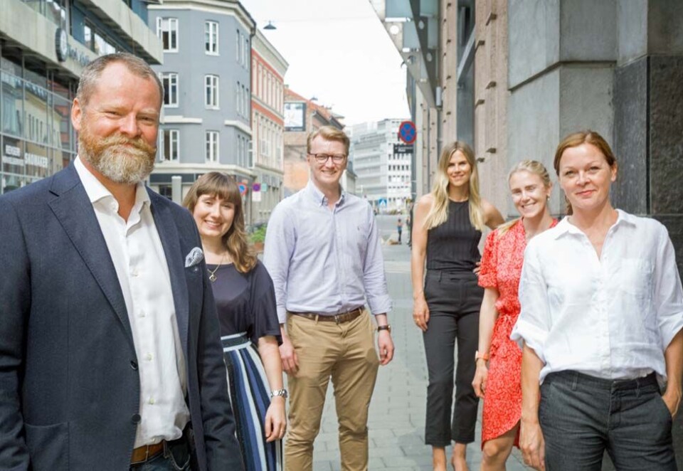 Stolt gjeng: Her er teamet som skal jobbe med Elkjøp i Wergeland Apenes. Fra venstre Rune Mørck Wergeland, Madeleine Nordengen, Håkon Knudsen, Christina Tellefsen, Jenny Nygaard og Elin Ytterdahl Tohje. Foto: Eivor Eriksen.