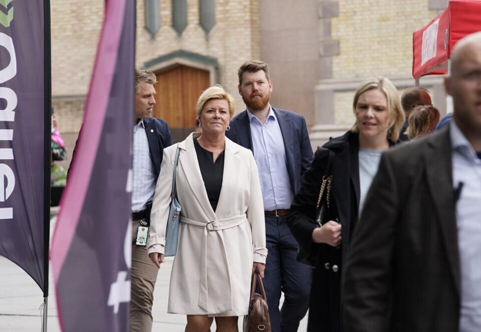 Bompenge-krise: Landsstyret i Frp holdt denne uken et ekstraordinært møte om bompenger. Her Siv Jensen (hvit kåpe) og Sylvi Listhaug ankommer det mange omtaler som et krisemøte. Foto: Heiko Junge / NTB scanpix