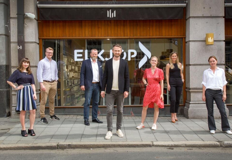 Nytt PR-team: Den nordiske kommunikasjonssjefen i Elkjøp, Jan Christian Thommesen, sammen med hele WergelandApenes-teamet. Foto: Eivor Eriksen.