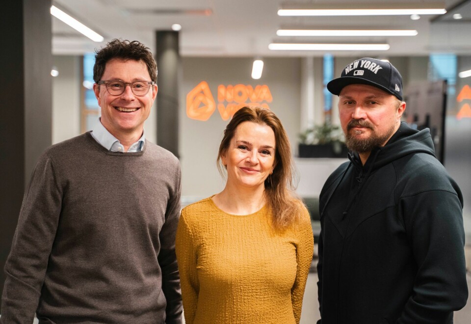 Fjær i hatten: Ahead-sjef Kjetil Botten Skogly (til venstre) smiler bredt etter at han har sikret seg Stine Langehaug og Stig Bjølbakk til kommunikasjonsbyrået Nova Vista. Foto: Ahead