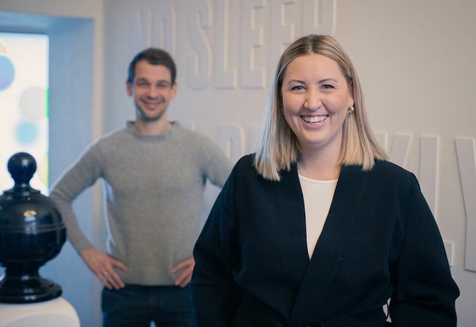 - Avgjørende øyeblikk: Birgitte Hodne går til NosleeptillBrooklyn som prosjektleder. Her sammen med byråleder Joakim Coward-Hanssen. - Å skape avgjørende øyeblikk, uansett hvor det er i kundereisen, har gitt oss økt omsetning på eksisterende kunder, samt mange nye mulighete, sier byrålederen.