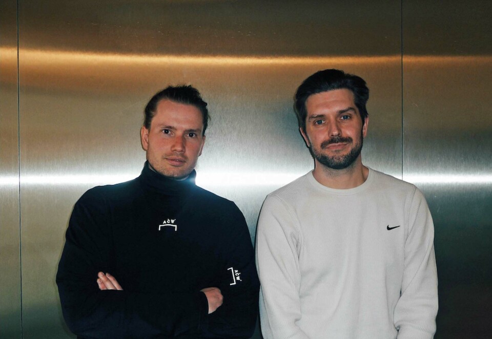 Hanker inn nominasjoner: Den prisvinnende designerduoen Marius Sunde og Kim Andre Fosslien Ottesen, som startet eget designstudio i fjor, er en av to byråer som har hanket inn flest nominasjoner til Visueltprisen i 2024. Foto: Sean Vincent Huertas