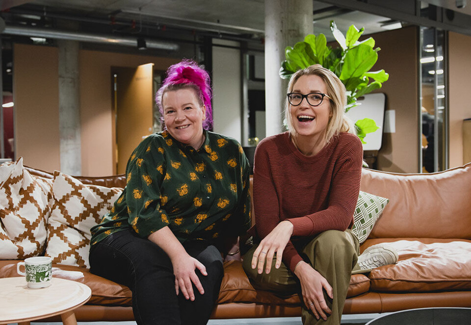 Gamle kjente: - Jeg har lært utrolig mye det siste året som jeg tar med meg tilbake til konsulentbransjen, sier Anja Schönhaug (til venstre). Her er hun og kollega Caroline Myre Strømme tilbake i Netlifes lokaler. Foto: Netlife/Jonas Driveklepp