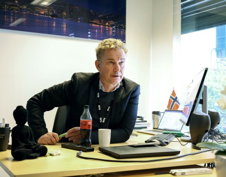 Ny i stolen: Espen Olsen Langfeldt har ikke sittet lenge i stolen som tilhører sportsredaktøren på NRK, men allerede om tre uker har han ansvar for NRKs dekning av det omstridte fotball-VM i Qatar. Foto: Eivor Eriksen