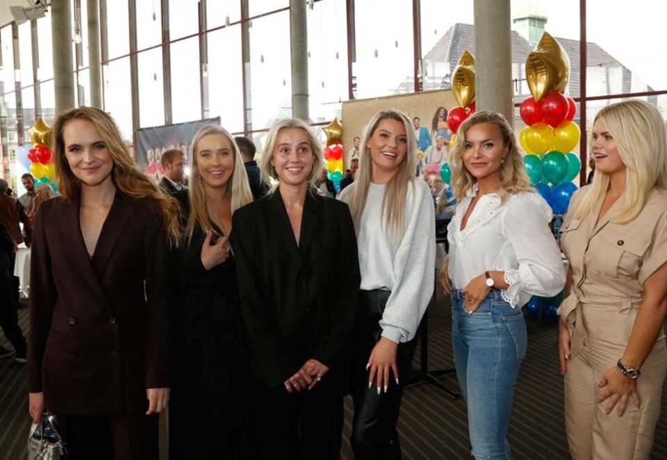 Klar for ny sesong: Linnéa Myhre, Martine Lunde, Anniken «Annijor» Jørgensen, Caroline Berg Eriksen, Sofie Caroline Nilsen og Julianne «Pilotfrue» Nygård skal være med i ny runde av Bloggerne på TV 2. Her i Grieghallen under TV 2s høstlansering. Foto: Eivor Eriksen.