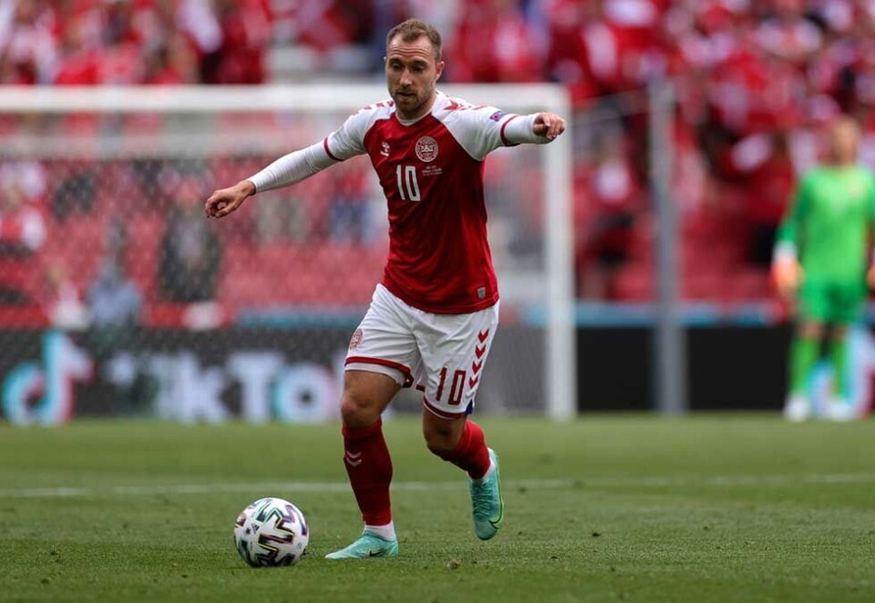 På søketoppen: Den danske fotballspilleren Christian Eriksen er på listen over Googles søketrender blant nordmenn i 2021. Her under fotball-EM i sommer, der han også kollapset under en kamp mot Finland. Foto: Wolfgang Rattay / AP / NTB