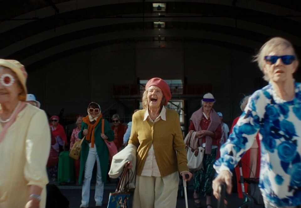 Gratis: 90-åringer drar gratis på tur i reklamefilmen som markerer Widerøes 90-årsjubileum.