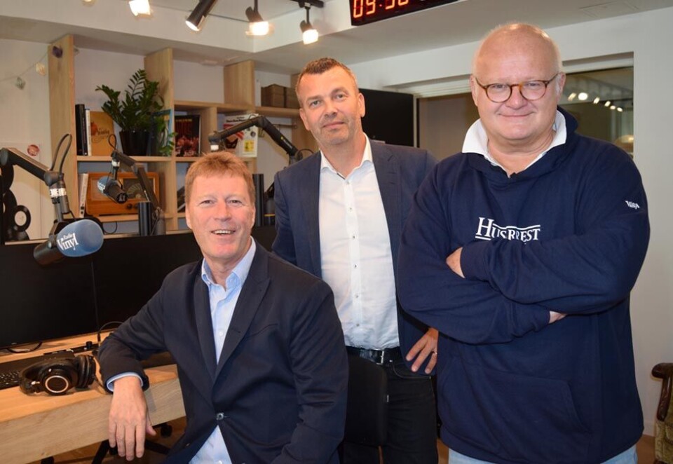 Liten opptur: Oppturen til «Finn Bjelkes Popquiz» på Radio Vinyl imponerer den nye Bauer Media-sjefen Jim Receveur. Fallet i reklameomsetning i radiomarkedet og fortsatt underskudd plager den nye radiosjefen mer. I mitden markeds- og analysedirektør Bjarte Øgrey. Foto: Knut Kristian Hauger.