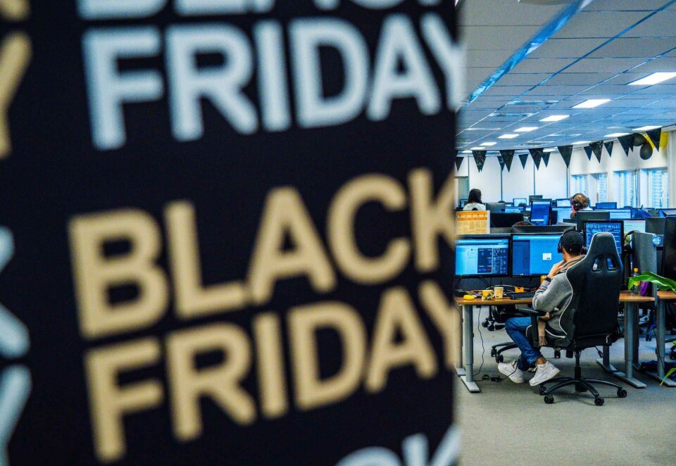 Nye regler: Årets Black Friday viser at de nye reglene for prismarkedsføring ikke nødvendigvis er lettere å følge enn de gamle, skriver Rune Opdahl og Kristiane Aarvik i Wiersholm. Bildet er tatt på kundesenteret til Komplett.no på årets store salgsdag. Foto: Ole Berg-Rusten/NTB