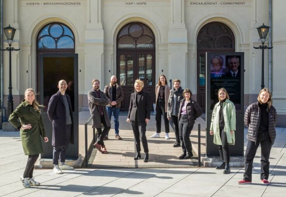 Klare for samarbeid: Anti og Nobels Fredssenter. Her fra venstre: Nora Gauslaa, Torstein Drogseth, Kim Reksten Grønneberg, Christopher Lorang Dahl, Kjersti Fløgstad, Toril Rokseth, Christian Hygen, Francesca Miani, Gerd Marie Stangeland og Nina Bugge. Foto: Kenneth Pedersen