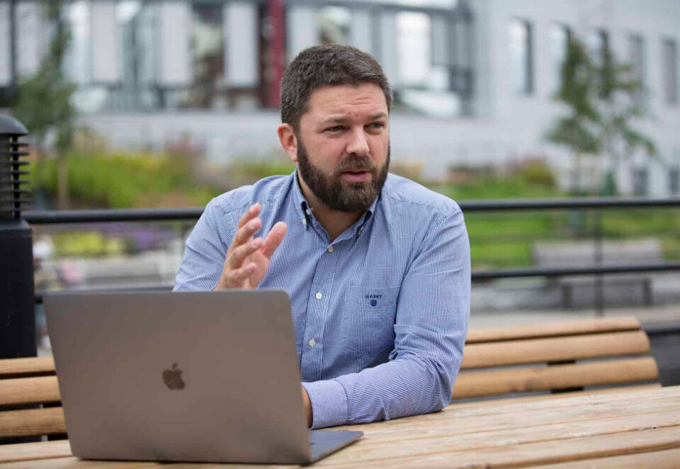 Mener folk er ukritiske: - Folk er enkle sjeler, det kan vi bare slå fast. Jeg tror ikke folk tenker så mye over kildene når de bruker sosiale medier, sier Marius Karlsen i Helt Digital om viralsidenes vekst.