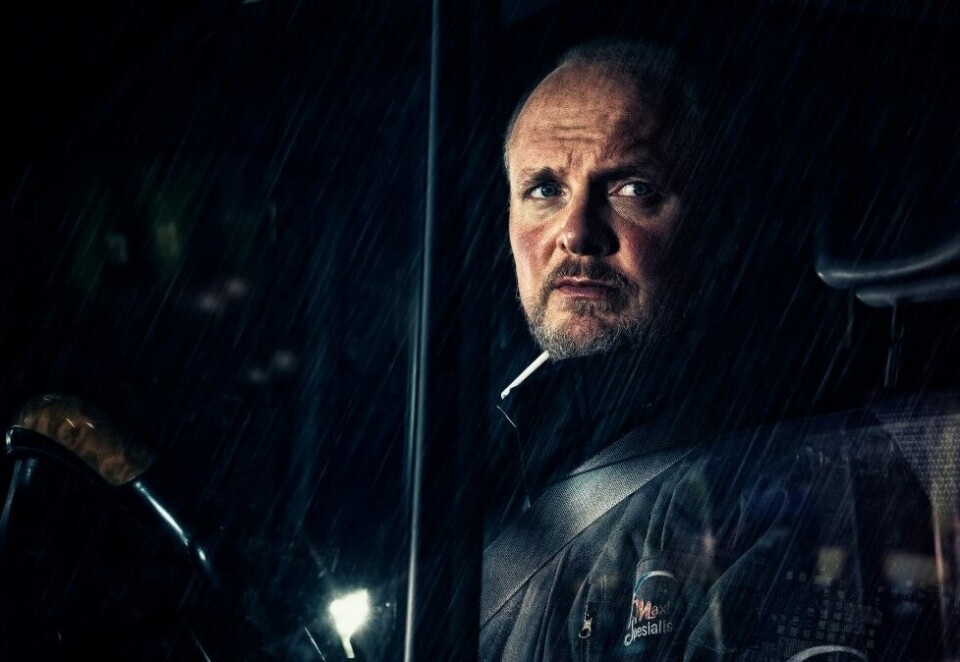 Ny dramaserie: «Maxitaxi driver» blir beskrevet som Steinar Sagens «baby» etter at skuespilleren og radiopersonligheten har båret på ideen siden innspillingen av «Lilyhammer». - Jeg hører jo av folk som har fått se det, at de liker det, men jeg er jo den siste som får vite sannheten, sier Sagen. Foto: Kim Erlandsen/NRK