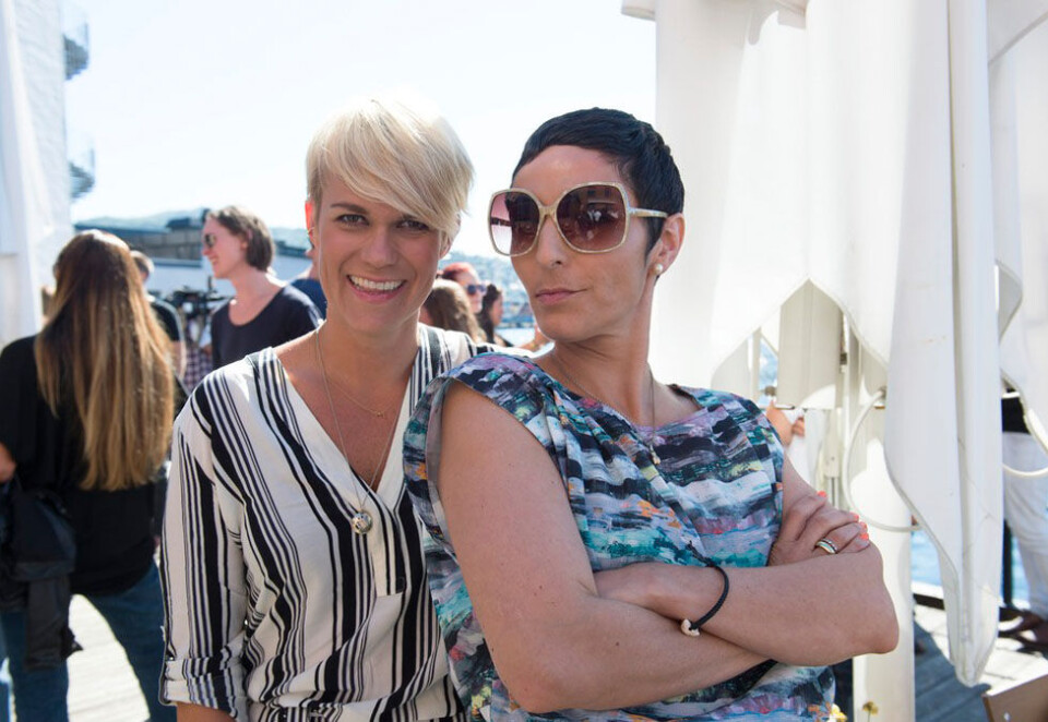 Skaper debatt: Sigrid Bonde Tusvik (til venstre) og Lisa Tønne har satt i gang en ny debatt om hvor langt man kan tøye strikken i podcast-studioet. Foto: Marit Hommedal/NTB Scanpix