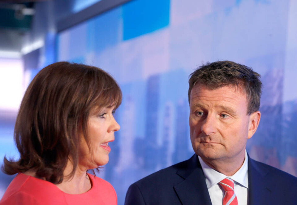 Her er de to nyhets-ankerne Ingvild Bryn og Jon Gelius i Dagsrevyen. Foto: NRK