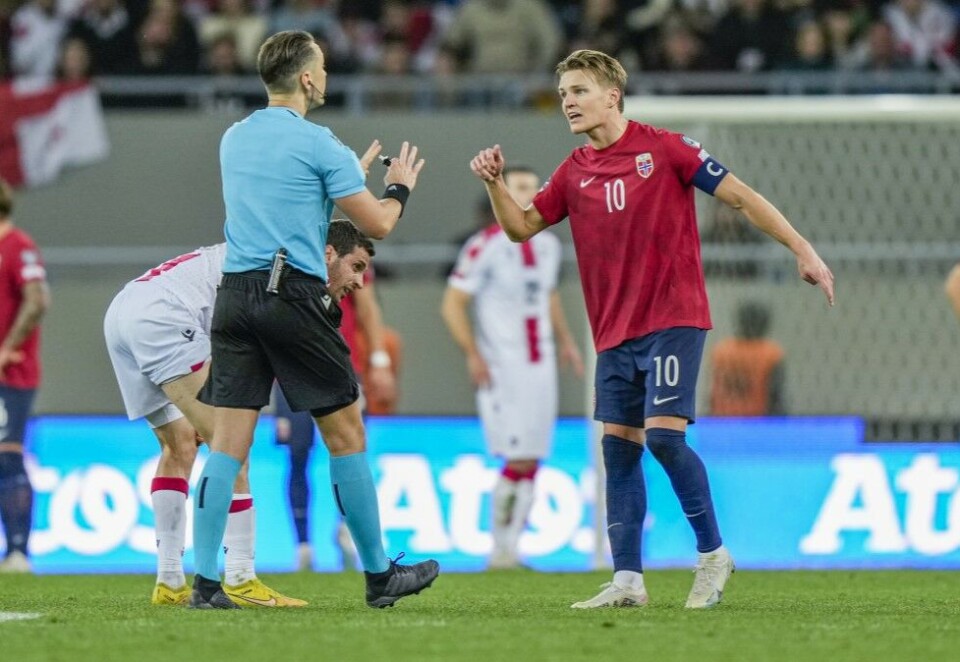 Uavgjort: Landslagskaptein Martin Ødegaard diskuterer med dommeren i kampen som endte 1-1. Foto: Fredrik Varfjell / NTB