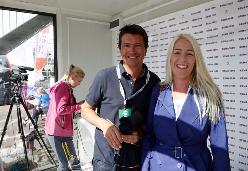 Lager mer innhold: - Det er historien som er viktig, ikke vi, sier kommunikasjonsdirektør Mette Fossum i tv-studioet til Rema 1000 på Ekebergsletta under Norway Cup Her sammen med konsernsjefen Ole Robert Reitan. Foto: Eivor Eriksen.