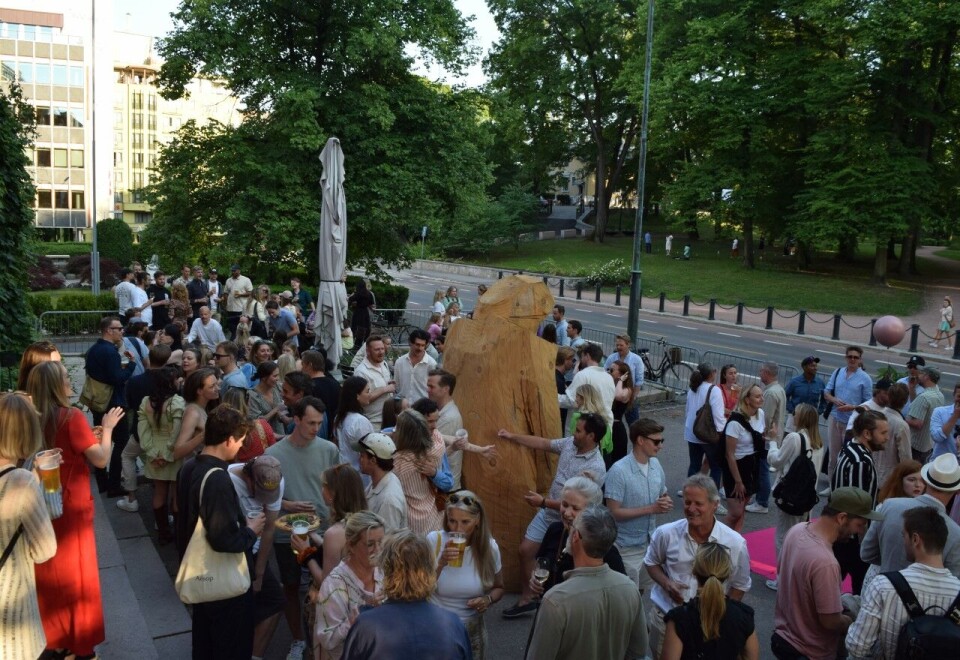 Festen er over: Allerede tidlig i sommer kom signalene om trangere tider i norsk reklamebransje. Da samlet rundt 600 reklamefolk seg til festen Vi som ikke Cannes på Kunstneres Hus. Bakgrunnen for festen var at byråene ikke hadde råd til å sende ansatte på den årlige turen til reklamefestivalen i Cannes i Frankrike. Foto: Øyvind Hofsrud.