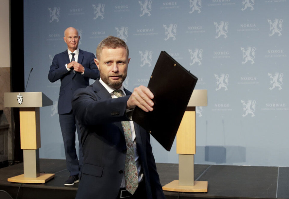 Hyppige pressemøter: Helse- og omsorgsminister Bent Høie på pressemøte om koronasituasjonen, i bakgrunnen helsedirektør Bjørn Guldvog. Artiklene fra disse pressemøtene har bidratt til den enorme mediedekningen av pandemien. Foto: Vidar Ruud/NTB Scanpix