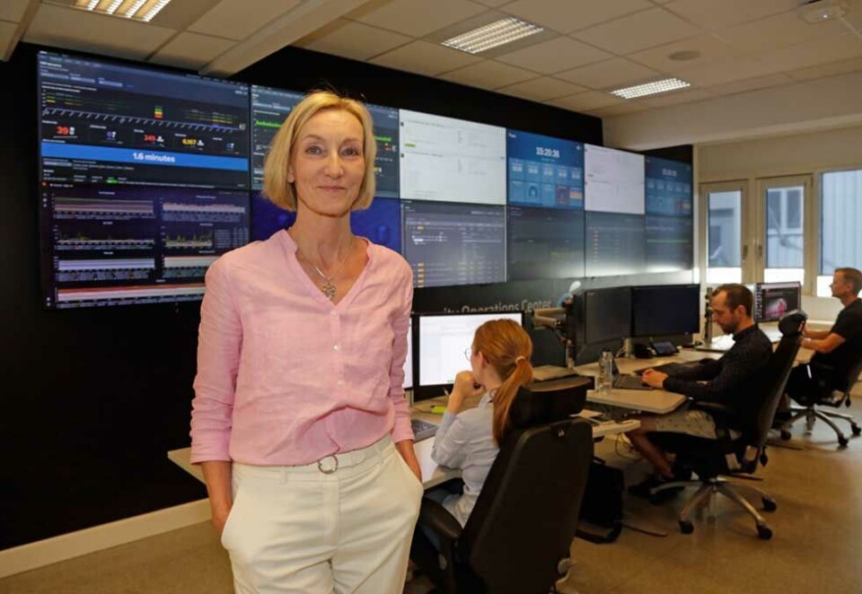Digitalt heimevern: Sikkerhetsdirektør Hanne Tangen Nilsen er inne i Telenors operasjonssenter for sikkerhet i Arendal. Her håndterer telegiganten over tusen alvorlige angrep og hendelser hvert år i det som må være det nærmeste en kommer et digitalt heimevern i Norge. Foto: Eivor Eriksen.