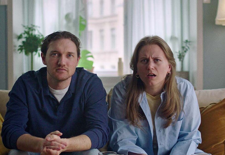 - Ble det mål?Reklamebyrået WAL - We Are Live har snoket i 13.000 kundeanmeldelser og laget et nytt reklamekonsept for Komplett. - I uttakene bruker vi ordrette anmeldelser, med alt de inneholder av skrivefeil og muntlighet, som også ender opp som ulike payoffs for merkevaren, sier det kreative temaet.