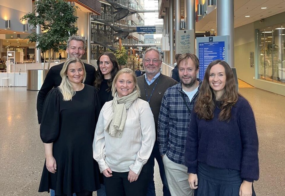 Mer skole: Mediebyrået Carat tar fem nye år med BI. Her teamet fra Carat sammen med teamet fra BI.