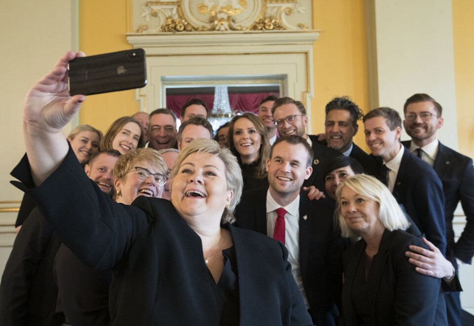 Regjeringsselfie: Statsminister Erna Solberg tar selfie i forbindelse med statsrådskiftet forrige uke. Foto: Terje Pedersen / NTB scanpix