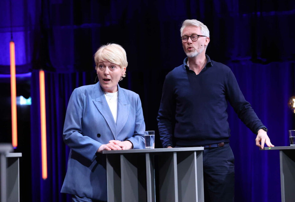 Fikk prøve seg: NRK-sjef Vibeke Fürst Haugen og TV 2-sjef Olav T. Sandnes fikk prøve seg som kjendisdeltakere i «Kongen befaler»
på Nordiske Mediedager torsdag. Opplevelsen kan ha gitt NRK-sjefen mersmak. Hun vil i hvert fall ha mer reality på skjermen. Foto: Eivor Eriksen