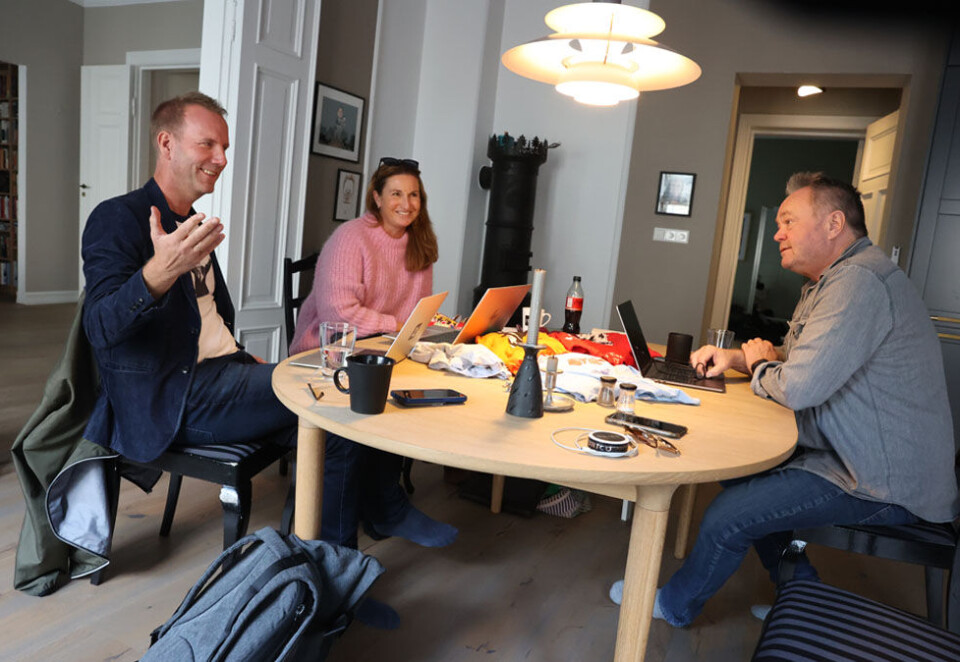 - Ikke alltid enige: Mye latter, men også harde diskusjoner når Eirik Bergesen, Elin Ludvigsen og Fredrik Græsvik planlegger det nye USA-showet hjemme i stua til Græsvik i Oslo. - Det er ikke alltid vi er helt enige om hvordan valget vil ende, sier kommunikasjonsrådgiver og TV 2-kommentator Eirik Bergesen. Foto: Eivor Eriksen.