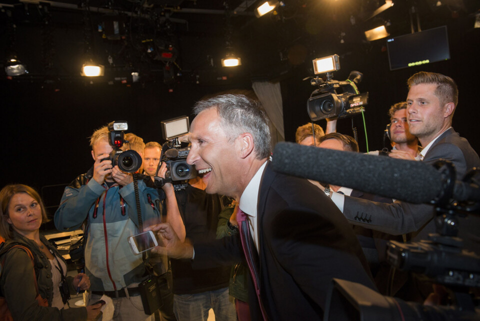 Vant valgkampen, taper makten: Jens Stoltenberg (Ap) filmer seg selv etter lørdagens partilederdebatt på TV 2. Kampanjes valgkampjury mener Arbeiderpartiet har gjennomført den beste valgkampen, men alt tyder på at partiet må gi fra seg regjeringsmakten. Foto: Fredrik Varfjell/NTB SCANPIX