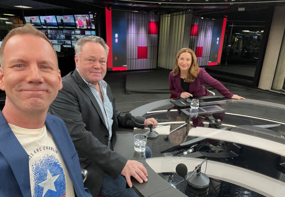 Studiokamerater: Trioen som i disse dager legger ut på turne med sitt nye show ledet i mange år programmet «Trumps verden» på TV 2. Her fra venstre USA-entusiastene og kollegene Eirik Bergesen, Fredrik Græsvik og Elin Ludvigsen i TV 2-studioet. Foto: Privat.