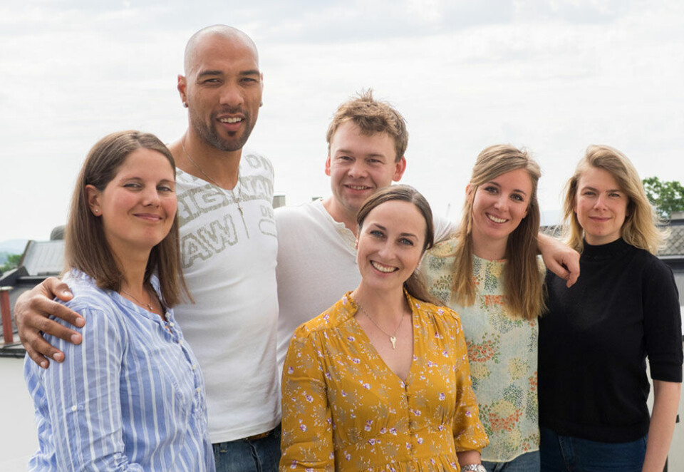 Stiller opp for Schjærven: John Carew gjør comeback både på fotballbanen og tv-skjermen under neste ukes fotball-EM – i splitter nye reklamefilmer fra Schjærven Reklamebyrå. Her sammen med Mari Kristina Skaar Gjelstad, Silje Hådi-Siverts, Hannah Hunter og ComeOn!s Stian Røsvik Bjørstad.