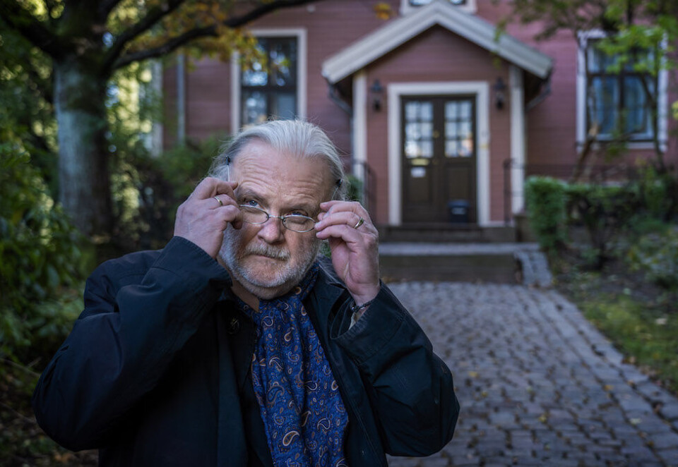 Vant nobelprisen: Forfatter Jon Fosse fotografert utenfor Grotten i Oslo der han bor. Forfatteren og dramatikeren er tildelt nobelprisen i litteratur. Foto: NTB