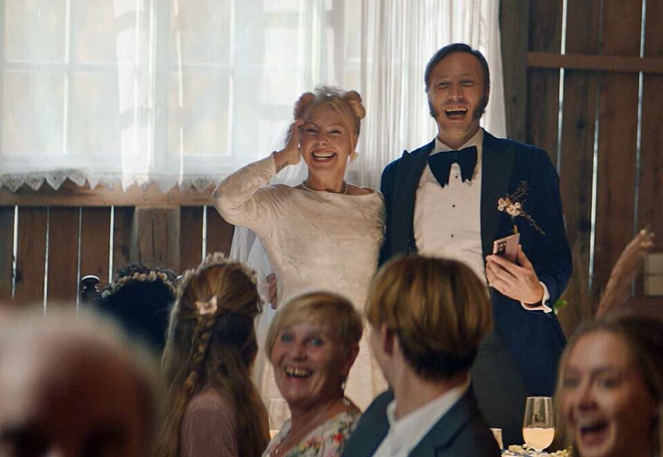 Bryllupslykke: Telenor starter opp det nye året 2021 med en ny reklamefilm der det nå blir både overraskelser og bryllupslykke for karakterene Arnhild og Arnfinn. - Vi skal dyrke de gode historiene, sier markedsdirektør Fredrik Hoel i Telenor.