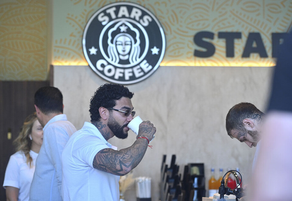 Ikke Starbucks: Tidligere i år stengte Starbucks 130 kaffebarer i Russland for så å trekke seg helt ut av det russiske markedet. Fredag denne uken åpnet Stars Coffee i den russiske hovedstaden. Foto: AP Photo/Dmitry Serebryakov