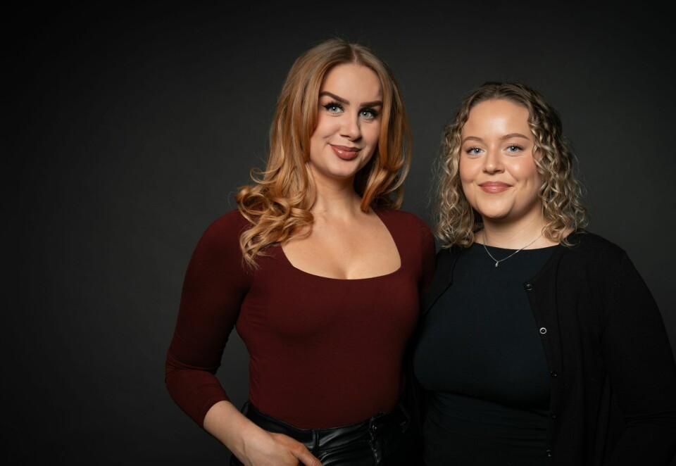 Finner fine nyheter: NRK-journalistene Ellen Karin Moen og Maja Hunnestad jobber begge i ungredaksjonen DM. Begge jobber mye med å løfte frem litt hyggeligere nyheter i videoer som legger ut på NRKs nettside og sosiale medier under vignetten fem fine ting. Foto: NRK