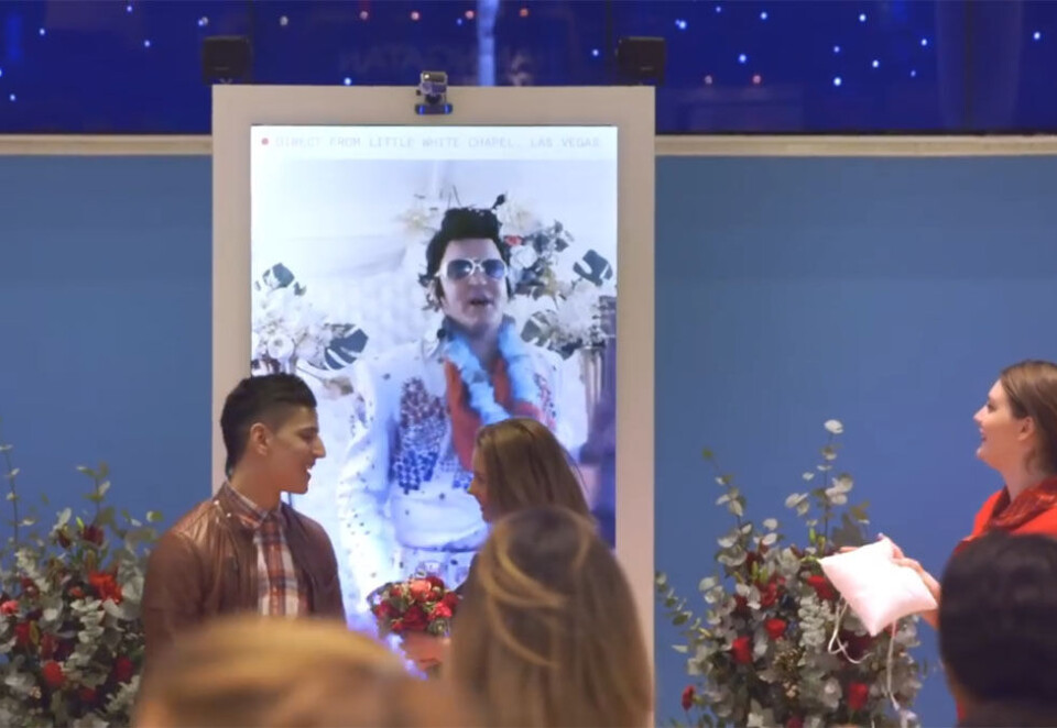 Ble gift: Norwegian og M&C Saatchi ga forbipasserende en liten smak av Las Vegas, inkudert et eksteskap.