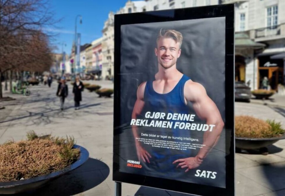 Roper på politikerne: Treningsgiganten SATS vil ha et strengere regelverk for merking av AI-generert reklame for å forhindre kroppspress blant unge. I dag har treningskjeden plassert denne plakaten utenfor Stortinget i Oslo.