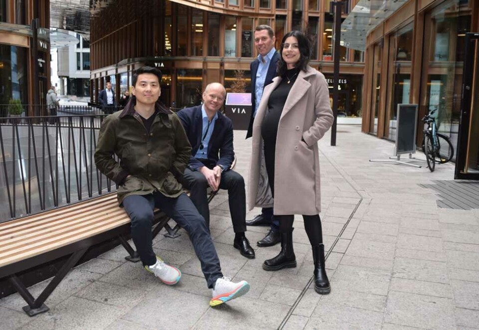 På plass: Marius Myhrvold, Henrik Halvorsen, Mari Zare og Peter Gitmark i Hill+Knowlton er allerede på plass i de nye lokalene i Vika. - Når vi skulle finne nye lokaler var det et tydelig krav at vi fant et bærekraftig bygg, sier Halvorsen. Foto; Knut Kristian Hauger.