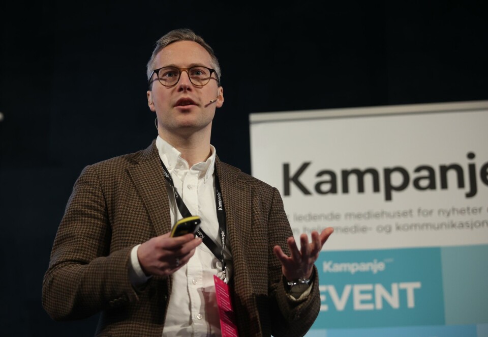 Ber markedsførerne følge med: Nikolaj Mogensen, sjef for søkemotoroptimalisering i s360, talte for en fullsatt sal på Grand Hotell på Content Marketing-dagen. Han ber markedsførere ta alle de små KI-stegene de kan. Foto: Eivor Eriksen