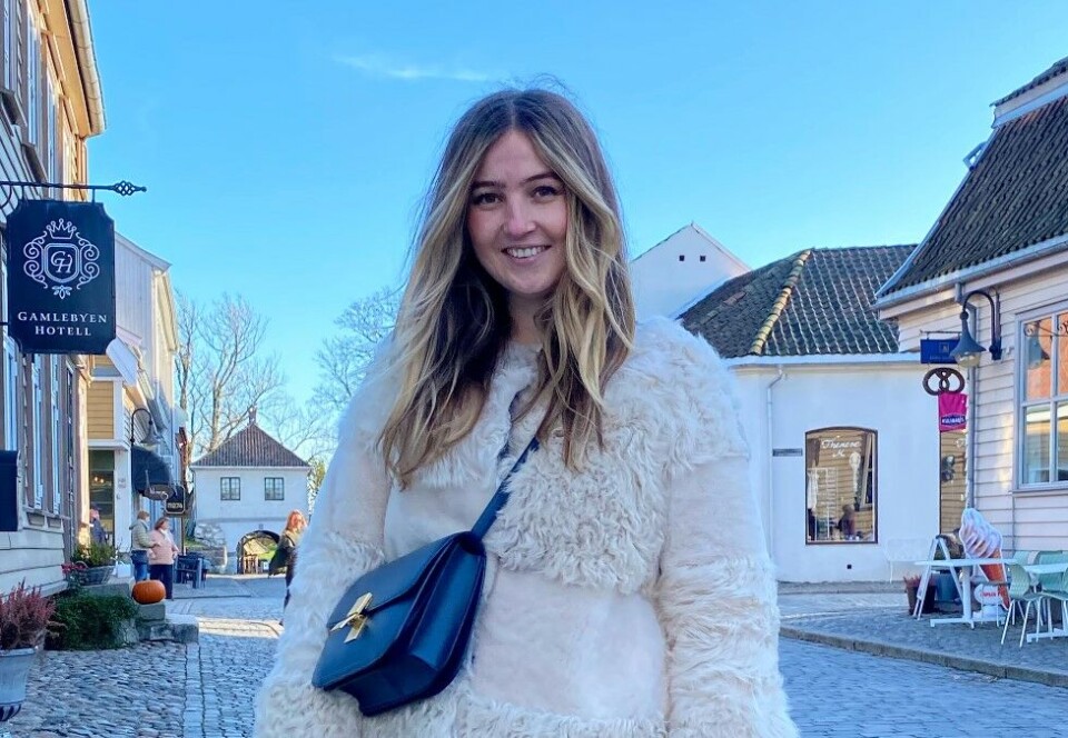 Kritisk: VG-journalist Elise Alexandra Gulbrandsen mener moteblader som Vogue Scandinavia har en lang vei å gå før de blir bærekraftige: - Et magasin blir ikke bærekraftig av at det blir pakket inn i papp istedenfor plast, sier Gulbrandsen.