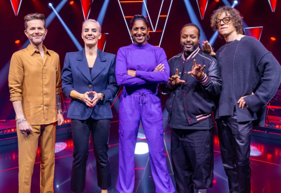 Leder showet: Jakten på Norges beste stemme fortsetter i «The Voice». Her er programleder Siri N. Avlesen-Østli flankert av mentorpanelet. Foto: Thomas Andersen/TV 2